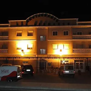 Pensión Hermanos, Baza